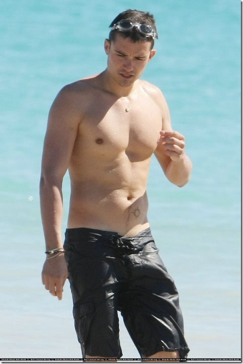 orlando-bloom-shirtless