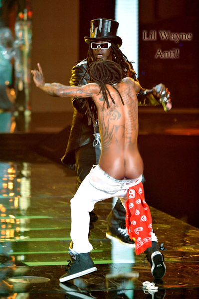 Lil Wayne Shows His Naked Butt.